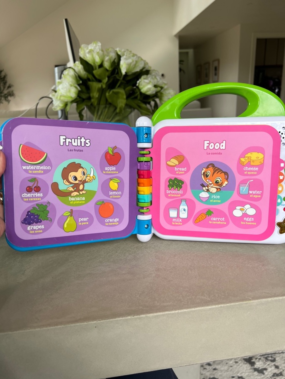 Leapfrog‎ Learning Friends 100 Words Book - English/Spanish - Picture 5 of 10